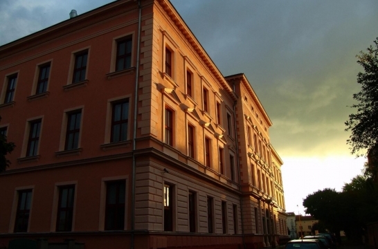 Budova gymn&aacute;zia